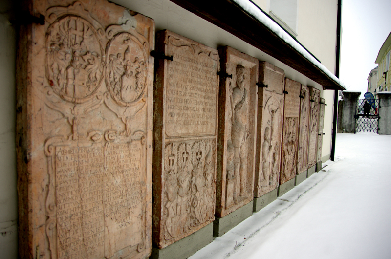 12 Grabplatten der Familie Rottal (Burgherren 1547- 1681) an den Außenwänden der Kirche.